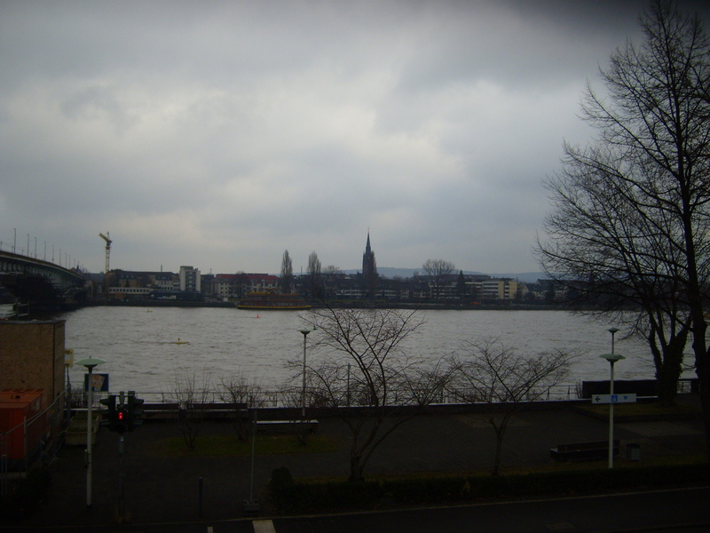 Ein Blick auf den Rhein zwischen Kennedybrücke und der Bonner Oper