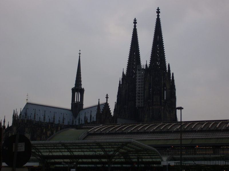 Ein Bild von Kölner Dom von der S Bahn Ausgangseite des Bahnhofes aus.