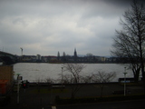 Blick auf den Rhein zwischen Kennedybrücke und der Oper Bonn